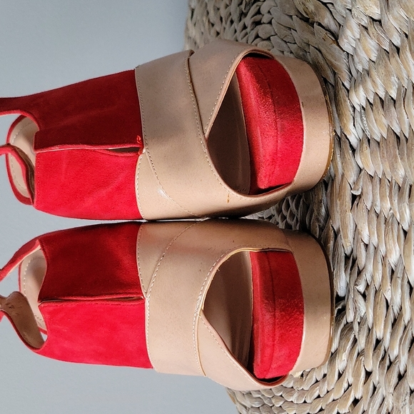 Tan and red platforms - Picture 2 of 5